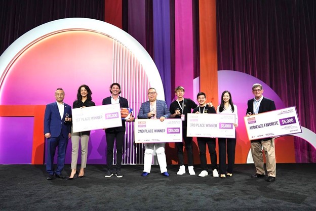 Dr. Sokwoo Rhee with the winners of the pitch competition at the 2022 LG NOVA Innovation Festival