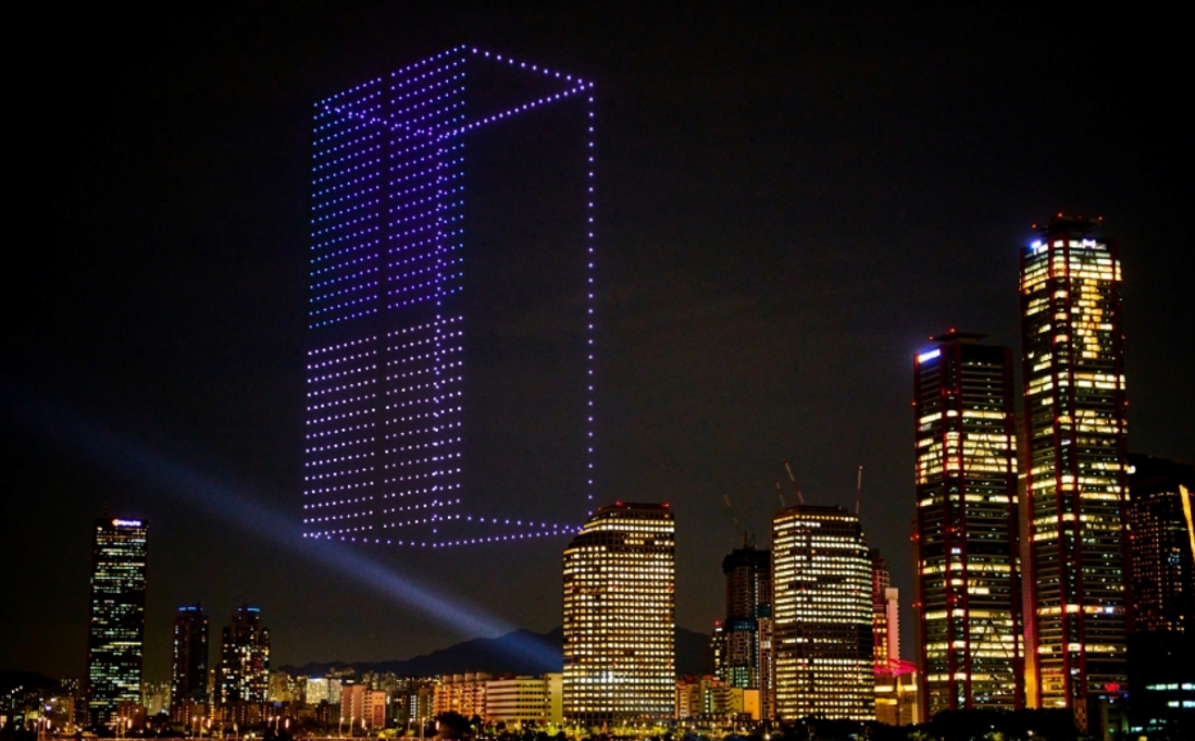 A photo of the LG MoodUP refrigerator made out of 1,000 drones brightening the night sky above Seoul, Korea
