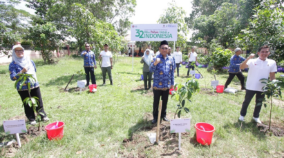 Staff of LG Indonesia posing for a photo during LG Loves Green initiative