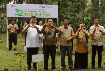 Staff from LG Indonesia and Conservation of Natural Resources Jakarta posing together for a photo during LG Loves Green initiative