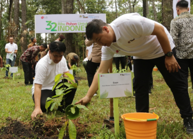 LG Indonesia staff planting trees during LG Loves Green initiative