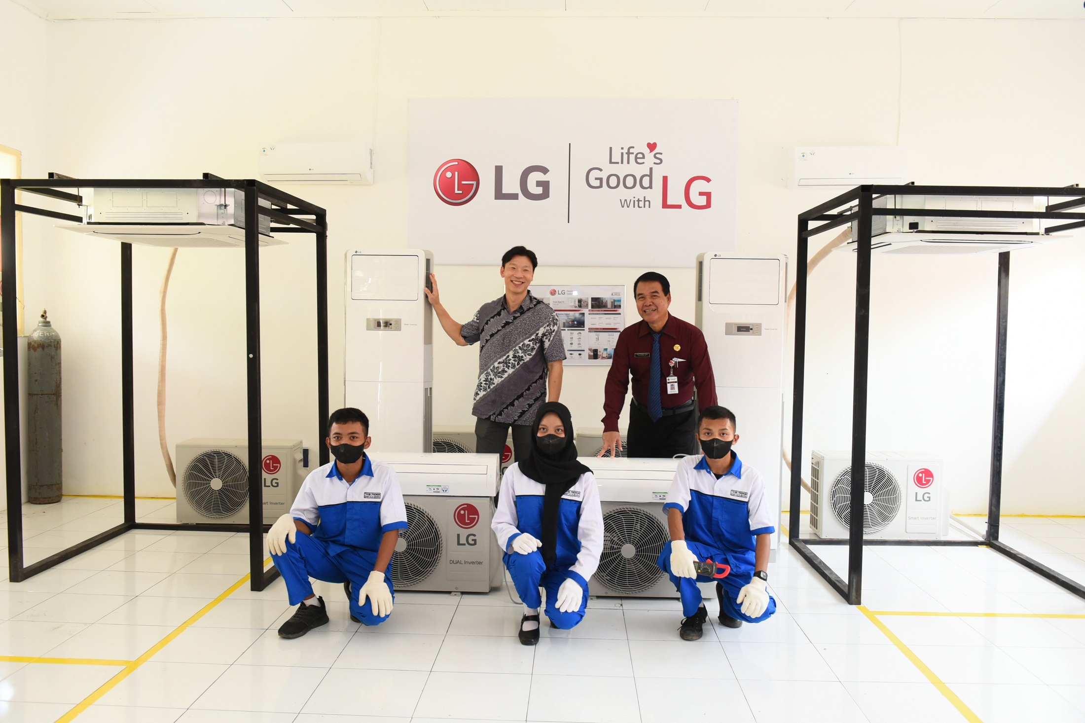 Jay Jang, director of marketing and relations at LG Electronics Indonesia posing with students of LG Loves School program.