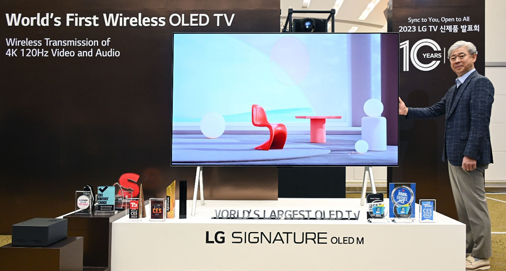 Jung Jae-chul, home entertainment research and development lab leader of HE R&D Lab at LG Electronics, posing for a photo with LG SIGNATURE OLED M