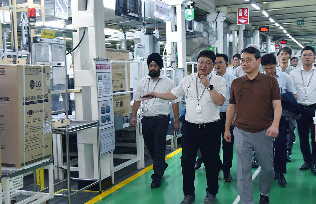 LG CEO taking a tour around LG plant in India