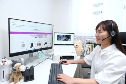 LG's customer counseling consultant using a computer at her desk