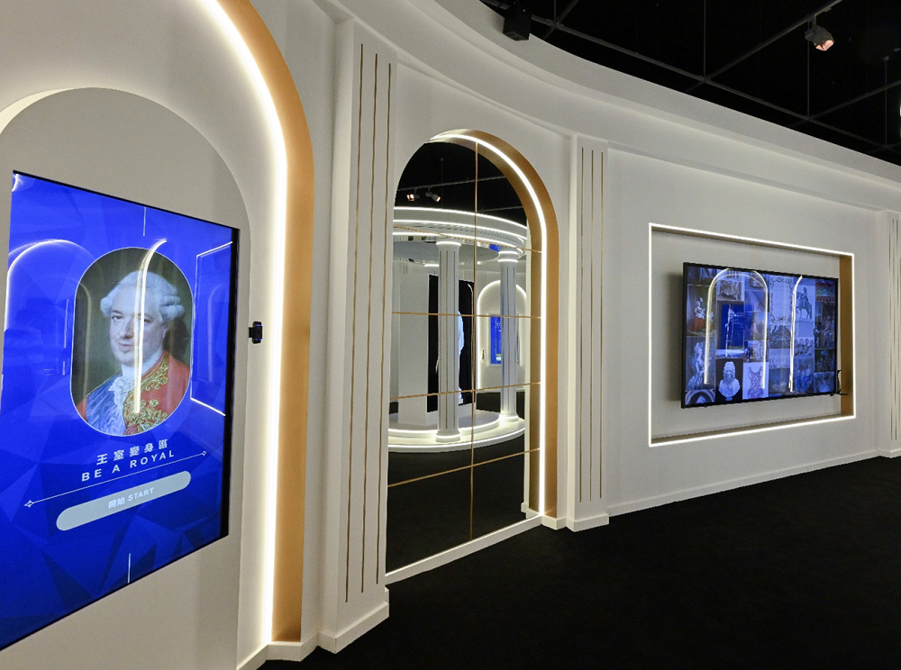 A corner of an exhibition area where various Versailles-related contents are displayed on LG screens