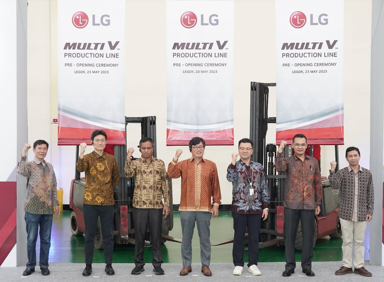 (From left to right) Edy Sucipto, Kim Joo-hoon, Priyadi Arie Nugroho, Jung Jae-hoon, Leem Jae-ho, Amirul Setiya Adi and Ronny Wibisono from LG Electronics Indonesia office