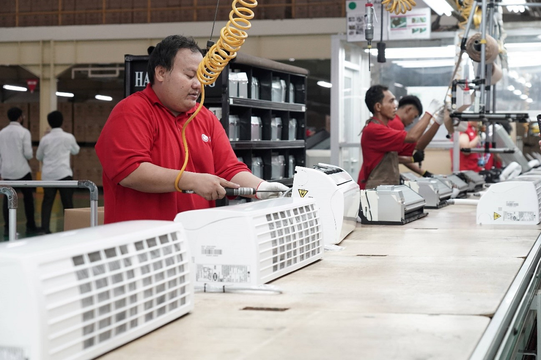 A photo of many workers at the newly expanded factory to produce LG appliances