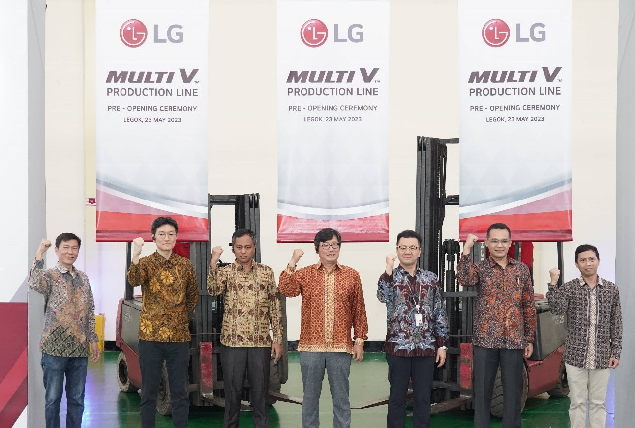 (From left to right) Edy Sucipto, Kim Joo-hoon, Priyadi Arie Nugroho, Jung Jae-hoon, Leem Jae-ho, Amirul Setiya Adi and Ronny Wibisono from LG Electronics Indonesia office