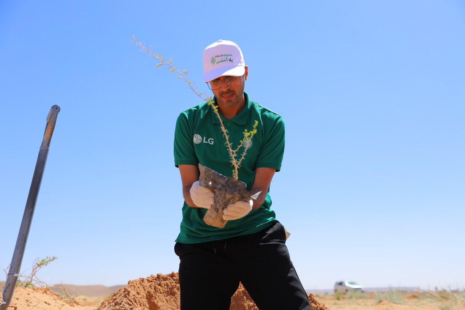 LG Saudi Arabia Staff planting