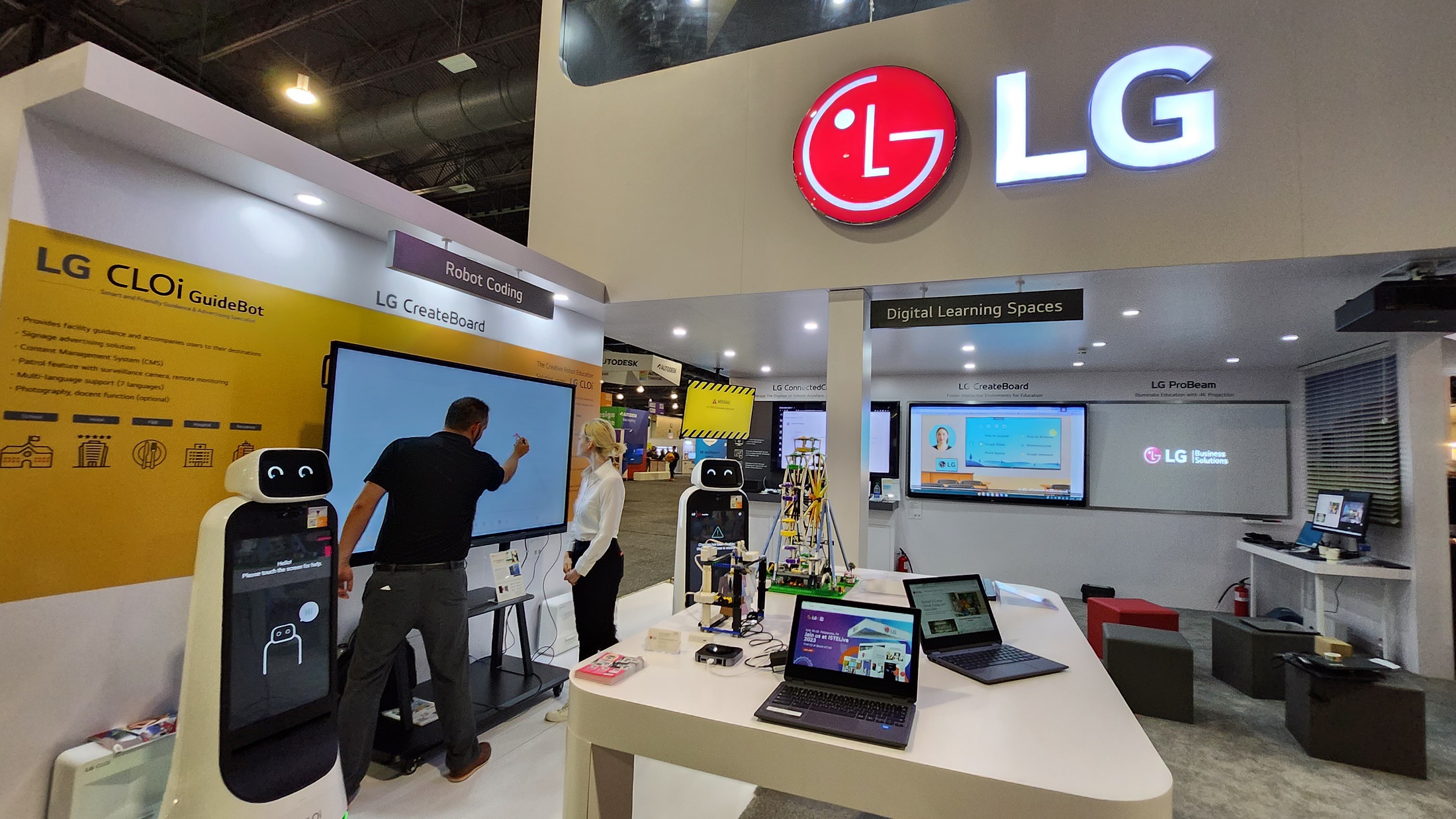 People experiencing Robot Coding Zone of LG booth
