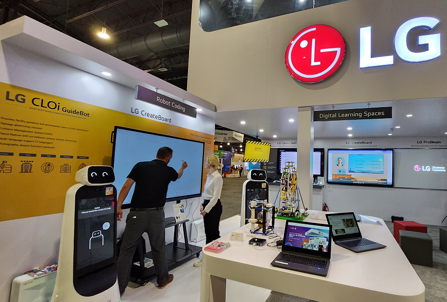 People experiencing Robot Coding Zone of LG booth