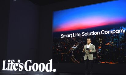 LG CEO William Cho presenting the company's future vision