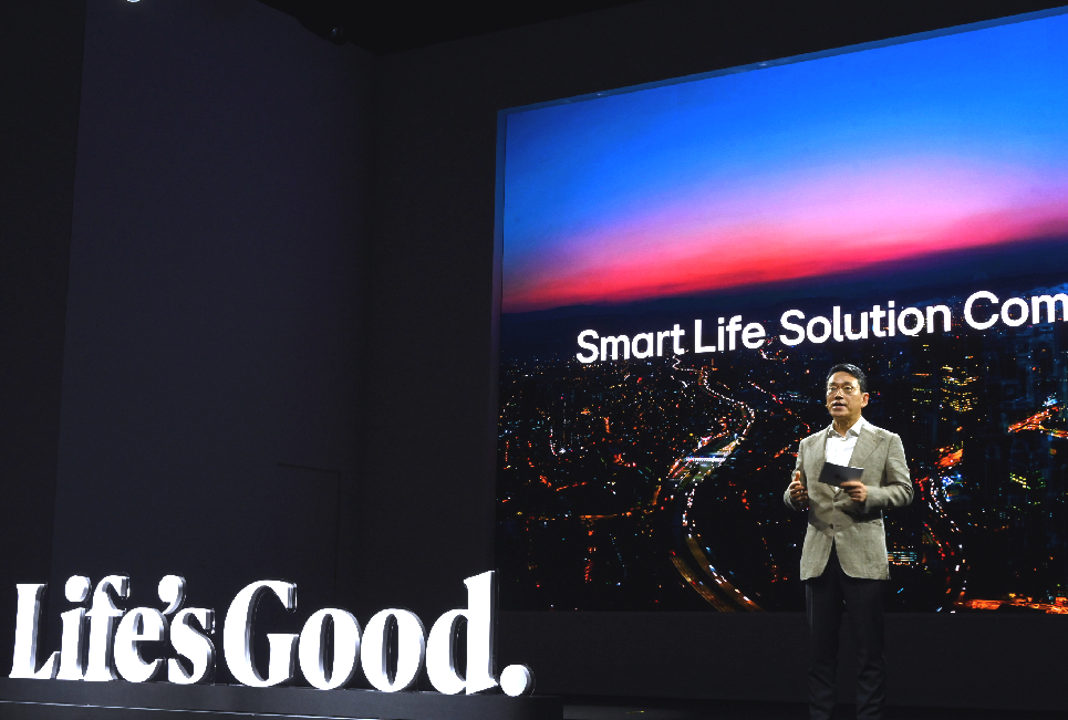 LG CEO William Cho presenting the company's future vision