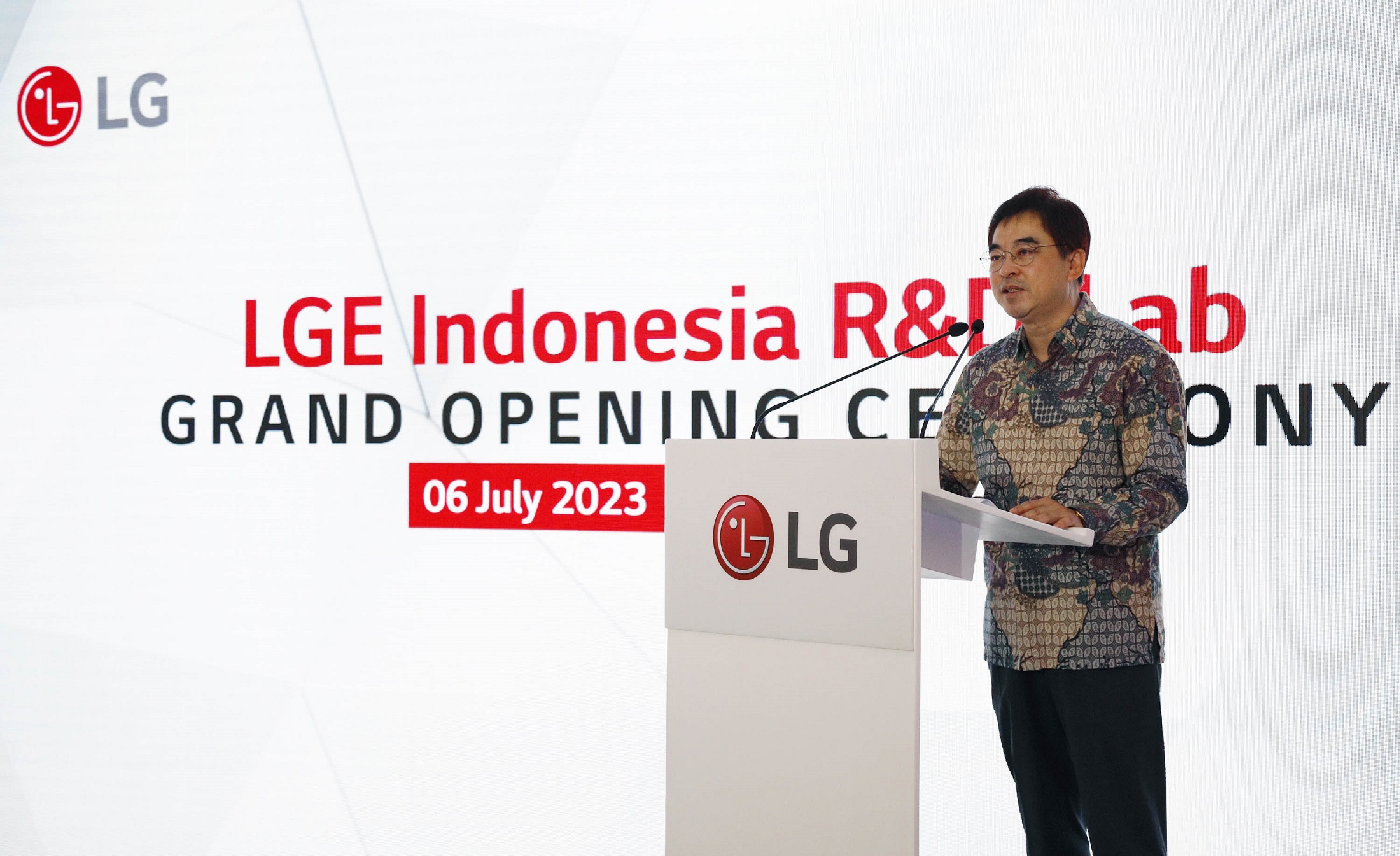 A representative from LG Electronics delivers a speech at the podium during the grand opening ceremony of the LGE Indonesia R&D Lab