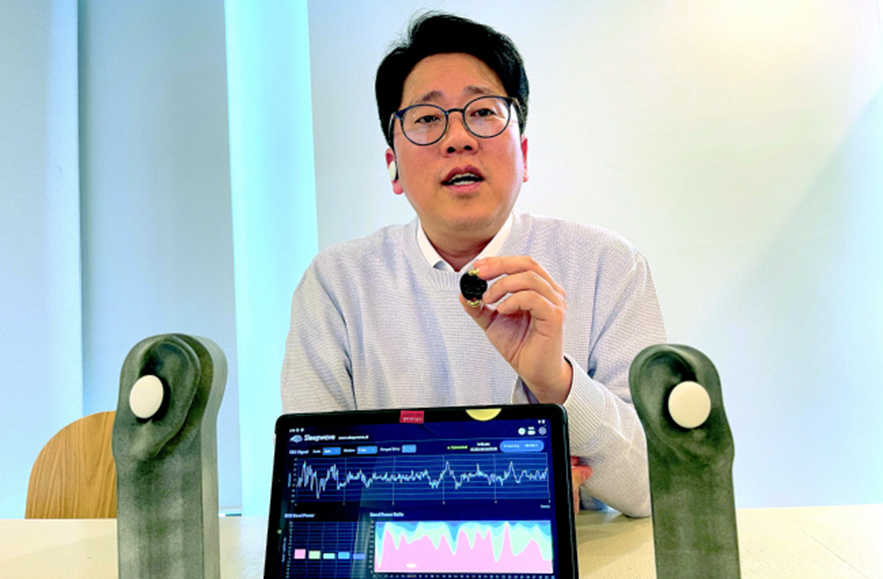 Noh Seung-pyo, CIC head of LG’s SleepWave company, explaining about the product