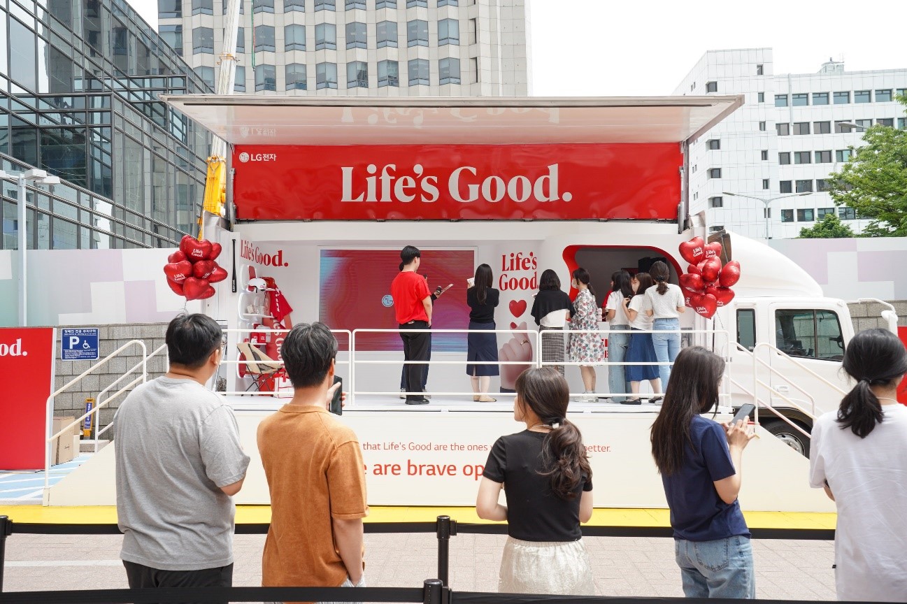 LG employees lining up in front of Life's Good truck to receive various Life's Good goods in Korea