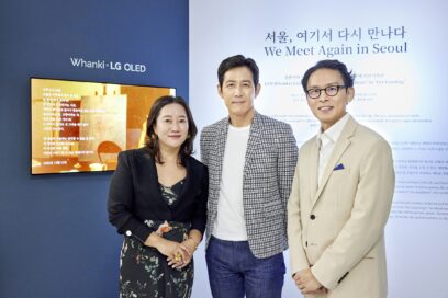 LG representatives with Korean actor Lee Jung-jae, head of Artist Company which supported this collaboration between LG OLED and the Whanki Foundation