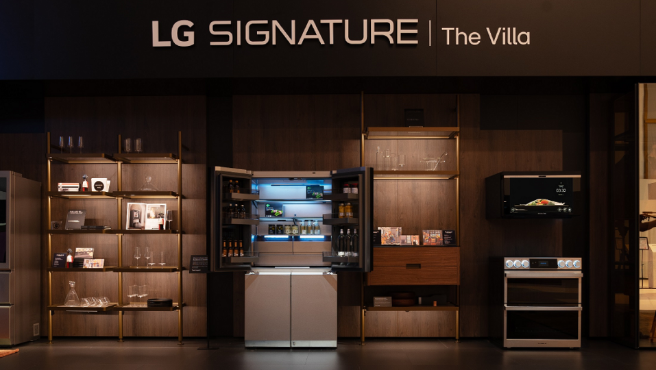 A front picture of the LG SIGNATURE booth at IFA 2023