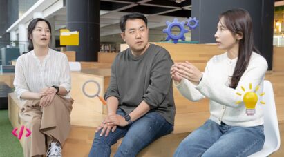Three LG employees from Open Source Task having a talk