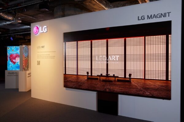 The LG MAGNIT 136-Inch Micro LED model exhibited at the Hong Kong Digital Art Fair with an image of the traditional interior design of a hanok