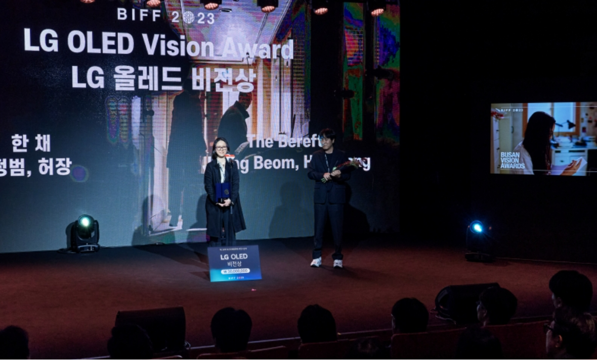 Director Hur Jang receiving the LG OLED Vision Award on the stage of the Busan International Film Festival