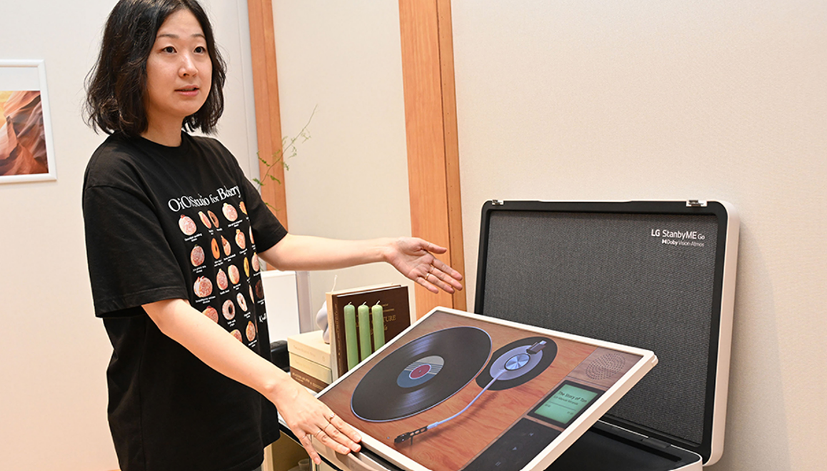 An LG representative explaining the LG StanbyME Go’s turntable mode