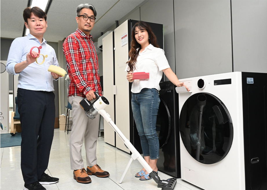 Ha Young-soo, lead of the H&A Design Lab New Experience Design Task, Park Se-ra, a specialist at the LG H&A customer experience innovation planning team, and Lee Jae-kul, a senior specialist at LG’s CSO ESG strategy team