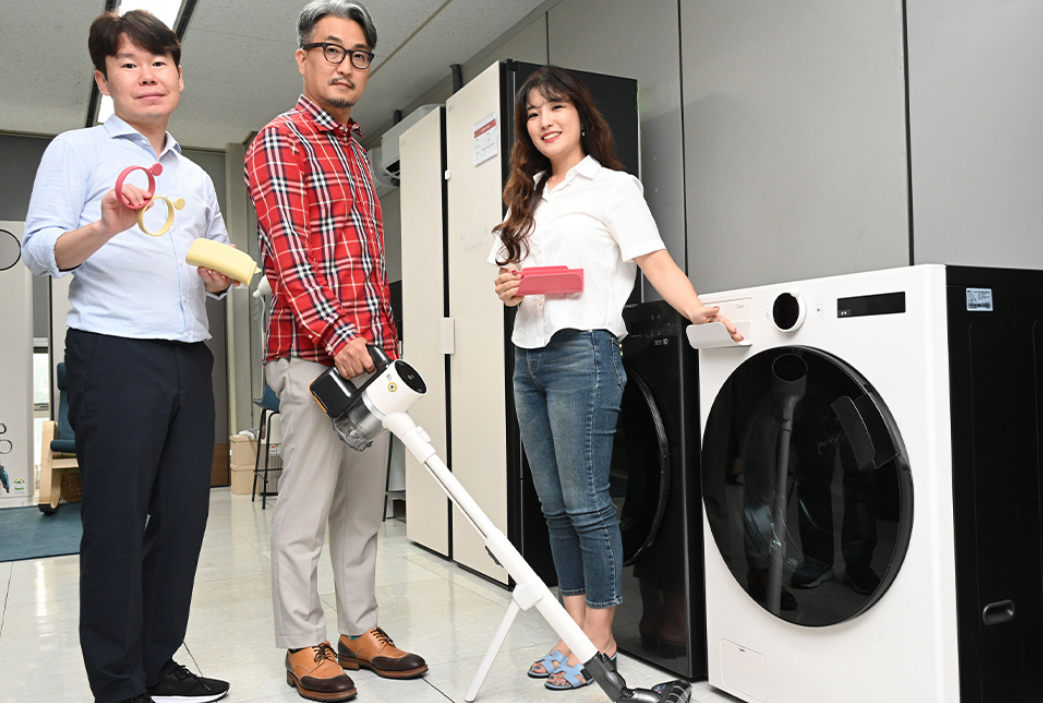 Ha Young-soo, lead of the H&A Design Lab New Experience Design Task, Park Se-ra, a specialist at the LG H&A customer experience innovation planning team, and Lee Jae-kul, a senior specialist at LG’s CSO ESG strategy team
