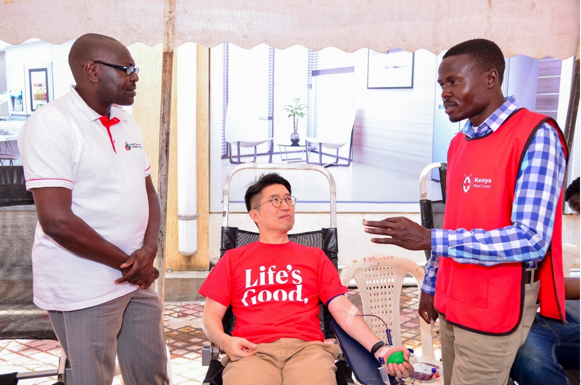 Lee Dong-won, managing director at LG East Africa, participating in Life's Good Blood Drive with Festus Koech, regional manager for Nairobi at Kenya Tissue and Transplant Authority and Bradley Namulanda, Red Cross Kenya Blood Donation Coordinator for Nairobi County on his side