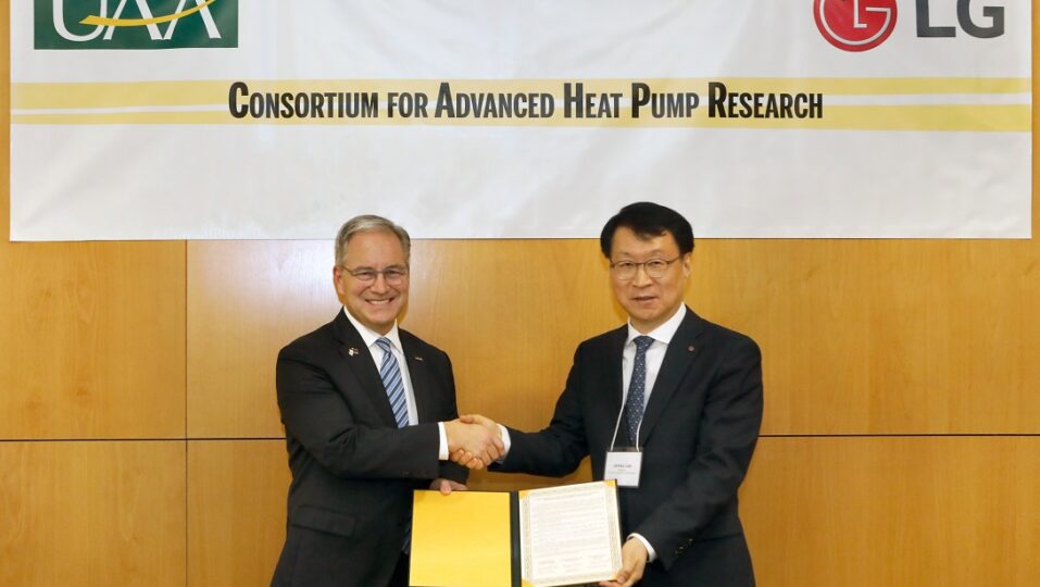 At the ceremony for the consortium for advanced heat pump research in Alaska, Sean Parnell (chancellor of the University of Alaska Anchorage) and James Lee (head of the Air Solution Business Unit at LG) are shaking hands