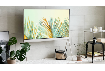 A photo, with white spaces on the top and bottom, of the LG Objet Collection Pose TV placed next to the living room wall