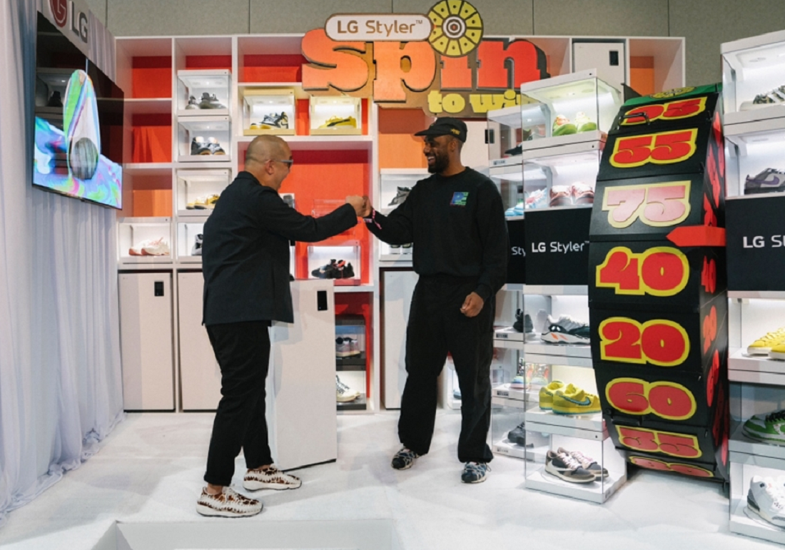 A photo of Jeff Staple and a man shaking hands at the LG booth