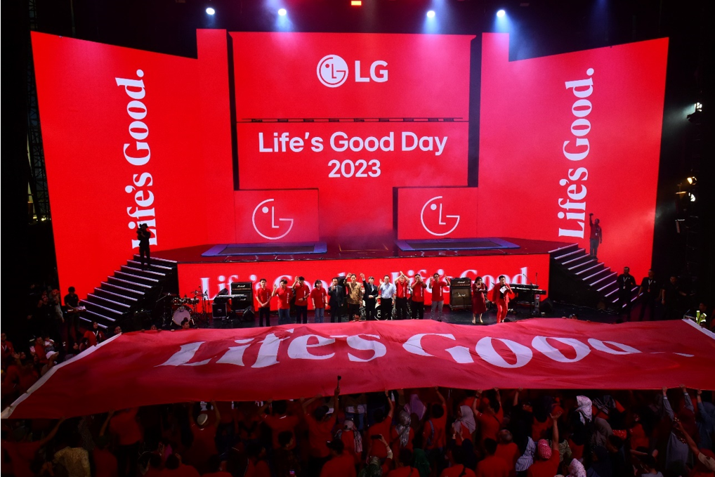 A photo of the Life's Good Day event stage with LG logos