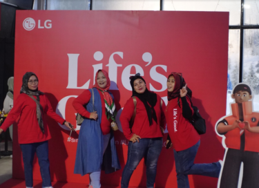 A photo of Indonesia visitors at the event posing in front of the LG sign