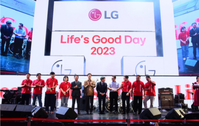 A photo of people standing on stage at the LG Life's Good Day 2023 event