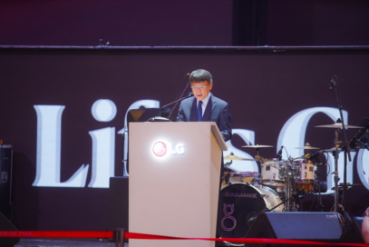 A photo of the Deputy Ambassador of South Korea to Indonesia, Park Soo-deok, giving a speech at the podium