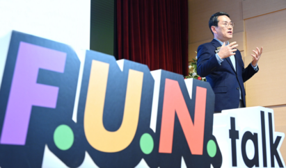 A photo of LG CEO William Cho talking on stage with a big sign that says 'F.U.N. talk'