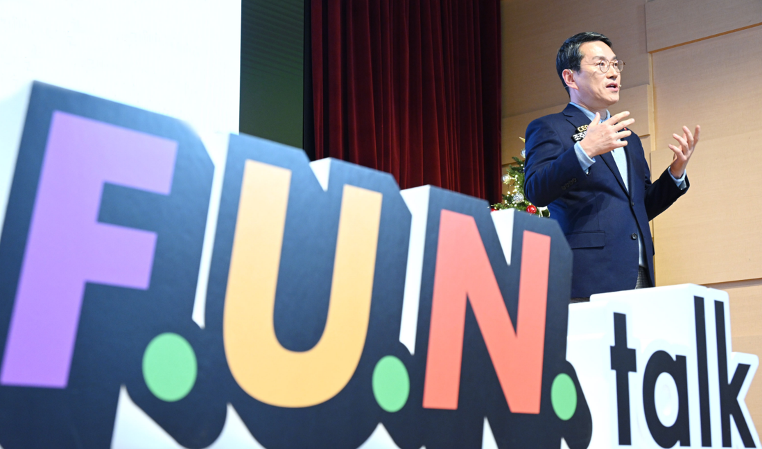 A photo of LG CEO William Cho talking on stage with a big sign that says 'F.U.N. talk' 