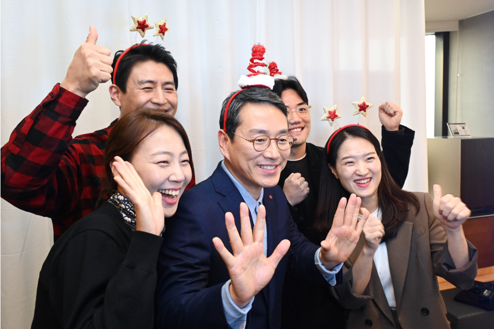 A photo of LG CEO William Cho and LG employees posing for a picture together