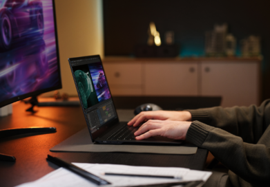 Image of hands typing on an LG gram, sharing a monitor image on the screen