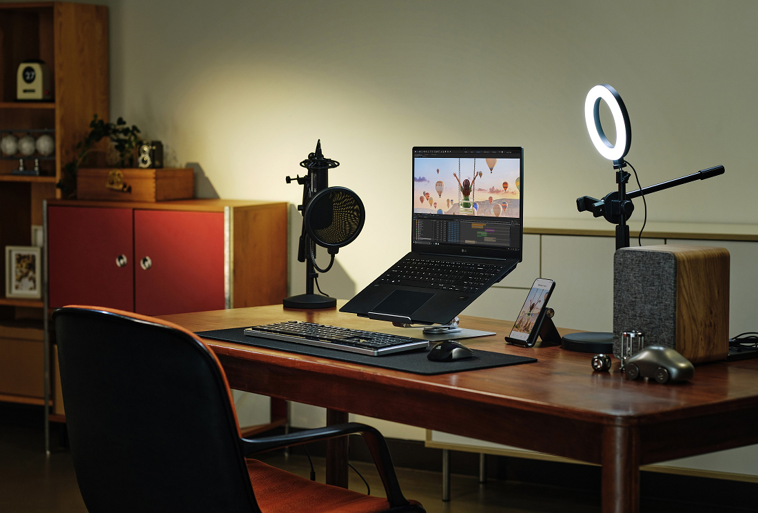 An image of LG gram included in an influencer's desk setup