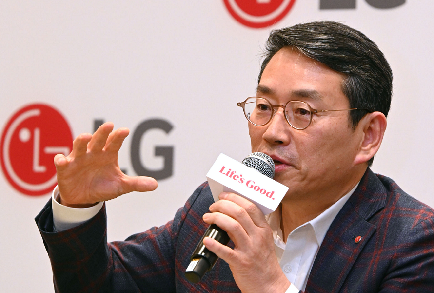 A photo of LG CEO William Cho speaking while holding a mic