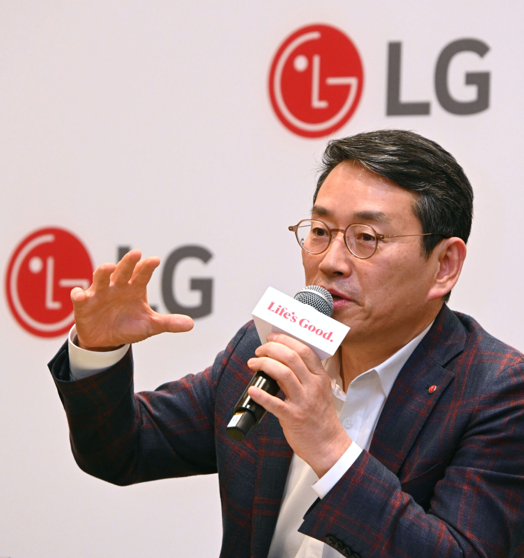 LG CEO William Cho speaking while holding a mic