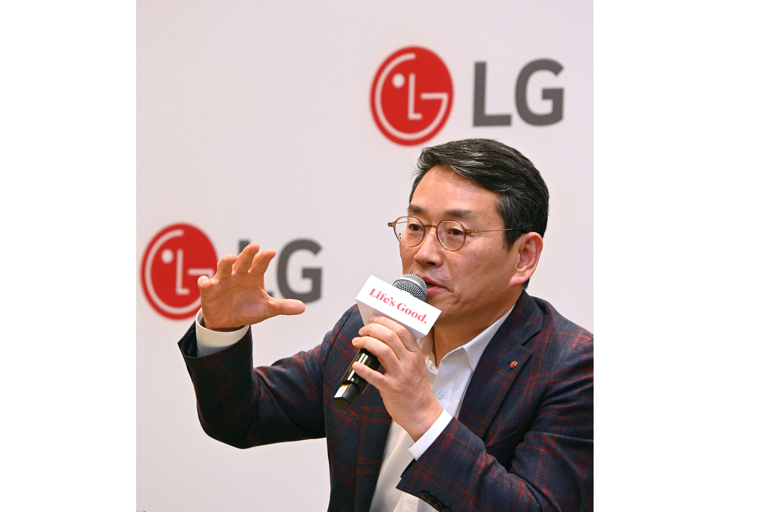 A photo of LG CEO William Cho speaking while holding a mic