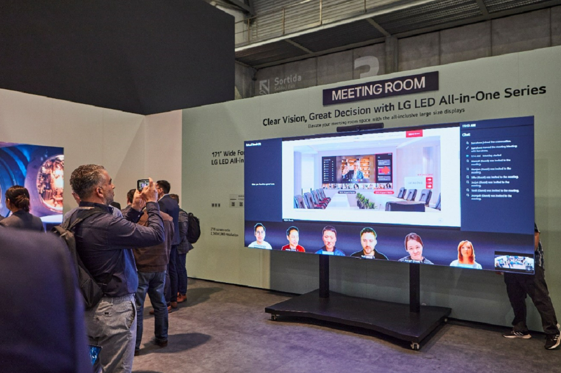 A photo of people looking around the meeting room for LG LED All-in-One series
