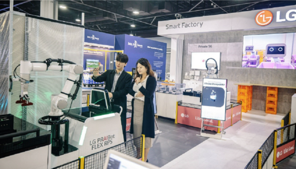 A picture of a man and a woman looking at the LG Flex RPS