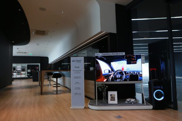 A picture of LG Objet Collection Pose in the showroom 