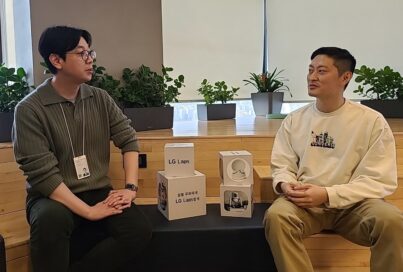 An image of Kong Dae-won, leader of LG labs and Woo Hyung-bihn, specialist at LG Labs sitting next to each other talking