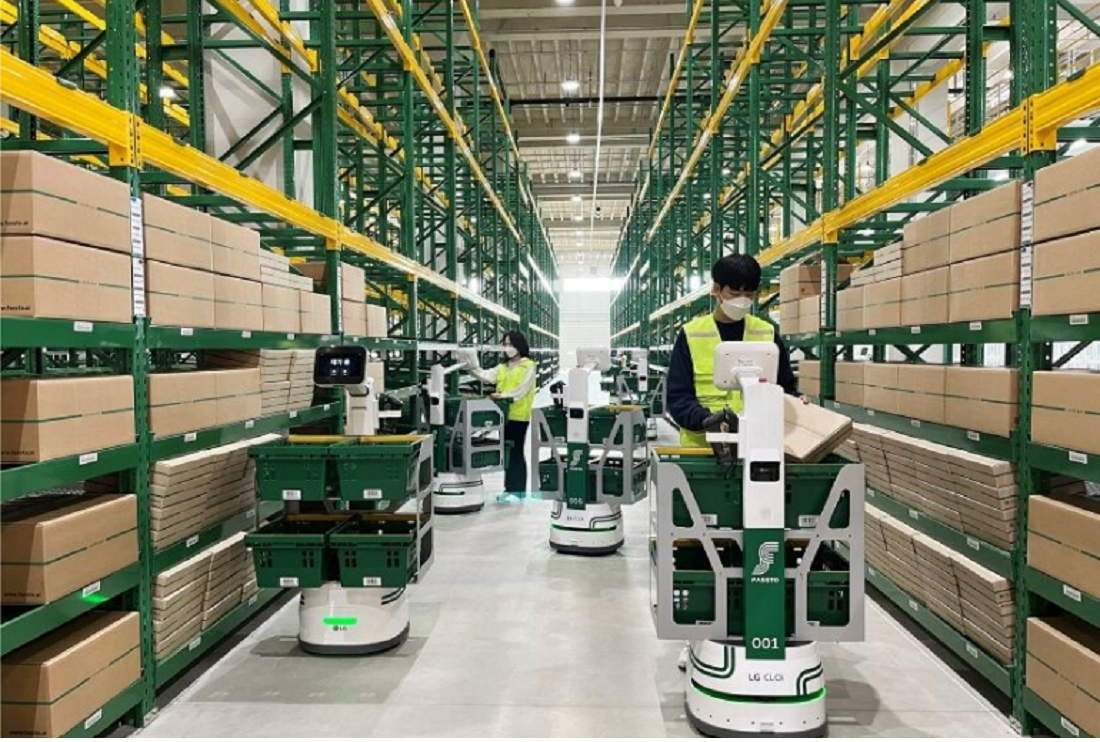 An image of a warehouse with LG CLOi bots in action